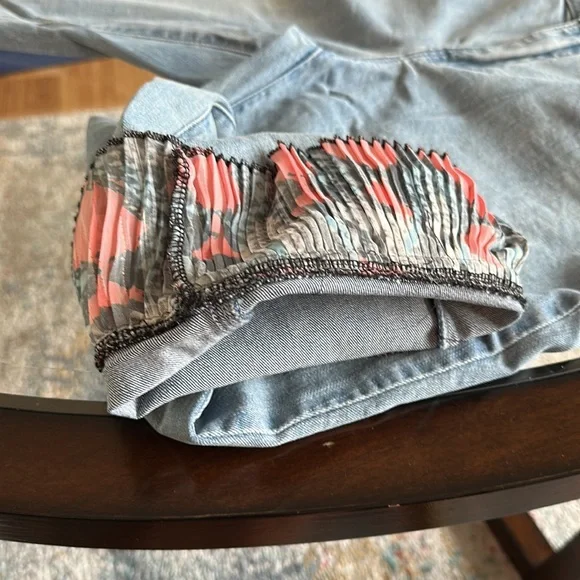 ✨A.Z.I. New York Whitewashed Bailey Jeans Removable Pleated Ruffle Hem Size 8✨ - Picture 4 of 6